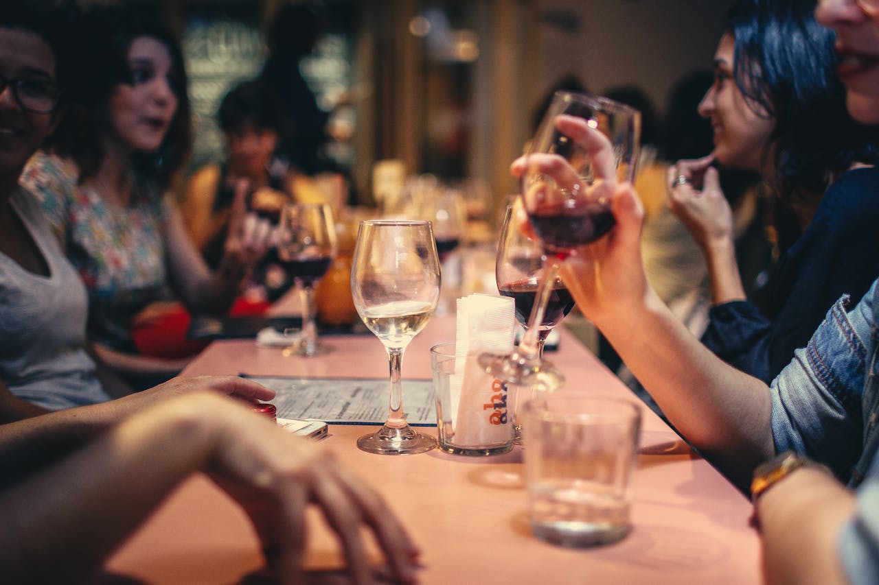 QR code sur le comptoir d'un bistrot chic pour laisser un avis client