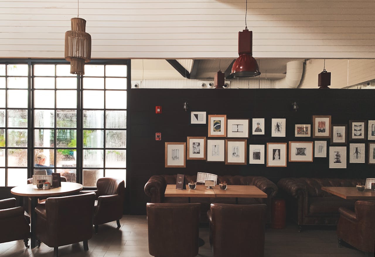 QR code &eacute;l&eacute;gant pos&eacute; sur une table de bistrot moderne